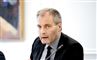 mand kigger ind i kameraet