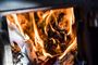 åbent ildsted med flammer