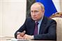 vladimir putin sidder i mørk jakke