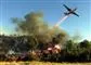 En vandflyver kaster vand over flammer