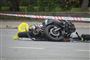 bil og motorcykel i sammenstød