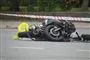 bil og motorcykel i sammenstød