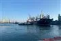 et skib i en havn