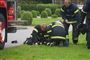Redningsfolk på græsplæne