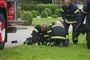 Redningsfolk på græsplæne