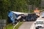 væltet lastbil på motorvej
