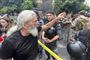 demonstranter foran en bank