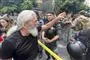 demonstranter foran en bank