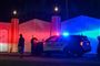 politi til stede foran hus om natten