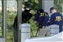 fbi folk foran bygning