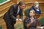 to personer taler sammen i folketinget 