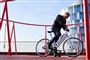 mand med cykel