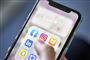 En telefon med apps som facebook og Instagram