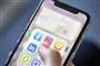 En telefon med apps som facebook og Instagram
