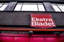 banner med ekstra bladet hænger på bygning