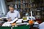 Sognepræst Ebbe Blockmann har læst mange aviser og været meget på internettet siden Faderhuset kom til Bandholm i forsøg på at finde ud af, hvad han skal mene.
Foto: Martin Sylvest