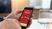 person sidder med mobiltelefon