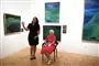 Dronningen ser på kunst