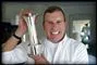 mand med pokal smiler 