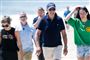 joe biden og datter går ved strand
