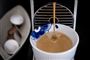 kaffemaskine laver kaffe i kop