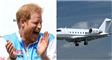 En mand griner og klapper og et privatfly