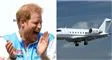En mand griner og klapper og et privatfly