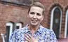 Mette Frederiksen smiler og taler ved et doorstep møde udendørs