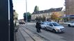 mand føres ind i politibil iført håndjern