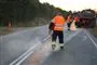 mænd strør kattegrus på vej