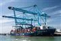 et containerskib i en havn
