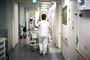 En sygeplejerske går ned ad en hospitalsgang