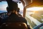 En pilot se bagfra i et lille privatfly