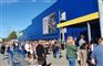 En masse mennesker ude foran IKEA i Høje Taastrup.