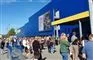 En masse mennesker ude foran IKEA i Høje Taastrup.