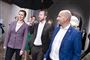 tre politikere poserer