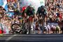 Mads Pedersen i den grønne pointtrøje spurter mod sejren tirsdag, mens den slovenske stjerne Primoz Roglic ryger i asfalten bag ham.