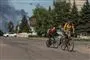 Børn flygter på cykel fra eksplosioner