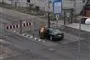 En bil stoppes foran en gitterport