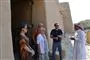 turister vises rundt i saudi arabisk by
