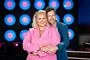 Cecilie Schmeichel i et lyserødt jakkesæt med sin dansepartner bag sig