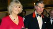 Camilla og Charles hun har rød kjole på og han har en smoking med røde flipper på