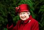 Dronning Elizabeth smiler med hat på