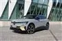 En bil foran en futuristisk bygning