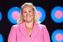 Cecilie Schmeichel i et lyserødt jakkesæt 