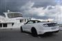 En cabriolet på en havn