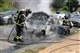 to mænd slukker voldsom brand i bil