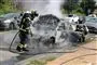 to mænd slukker voldsom brand i bil