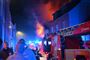 folk og brandbiler i gaden
