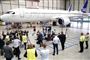 Pressemøde i flyhangar